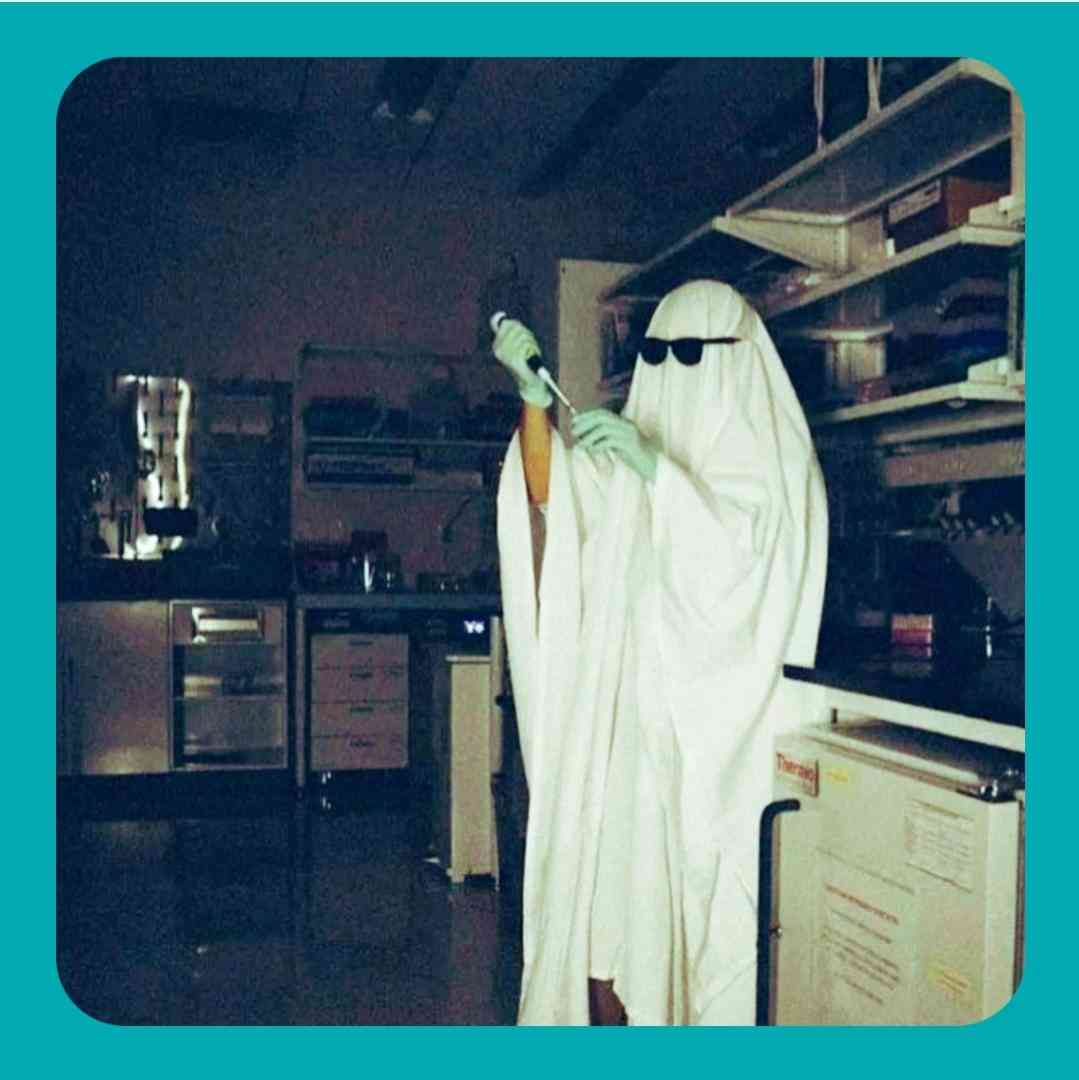 تا از مرگم خوندم همه گیر شدم ولی خودم پیر شدم